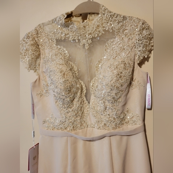 Jj"s house gown size 12, Bust 38 Waist 31.Champagne color. - Picture 4 of 12